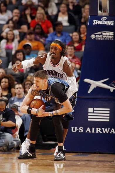 Gerald Wallace all up on Mike Miller