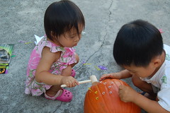 Aki helping Owen with pumpkin