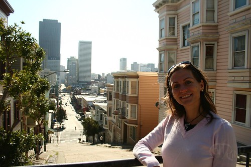 San Francisco - Amália sobre balcón a la calle