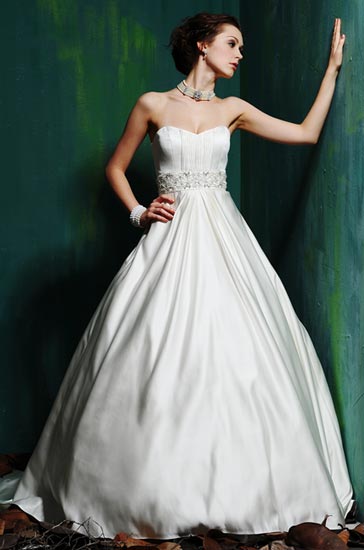 Model A-Line and strapless gown for the wedding.