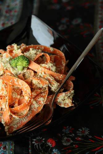 Articole culinare : Tagliatelle de morcovi cu sos de usturoi si broccoli