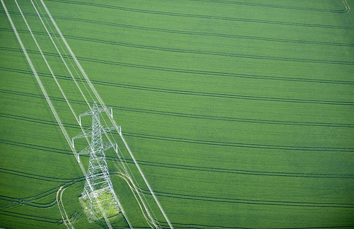 13英国艾塞克斯郡田间的电力塔。