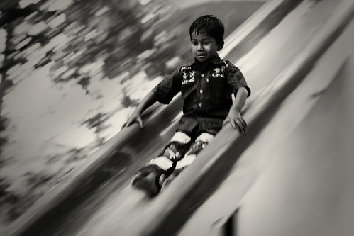 フリー画像|人物写真|子供ポートレイト|外国の子供|少年/男の子|滑り台|モノクロ写真|インド人|フリー素材|