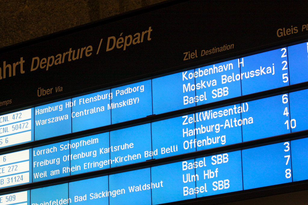 : Zug Basel-Moskau, Anzeigetafel in Basel