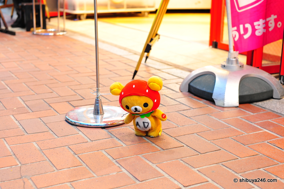 Rilakkuma looks like he is doing some part time work here attracting people to the game centre.