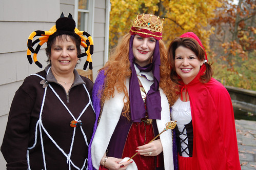 Halloween 2009: The spider, the Queen and Red.