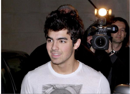 joe jonas hairstyle. Joe Jonas New Haircut: Joe