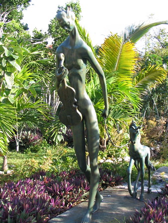 Sculpture at Yal Ku lagoon