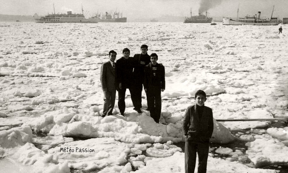 Bosphore gelé à Istanbul pendant l'hiver 54