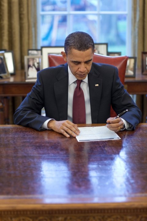 Barack Obama fills out the census
