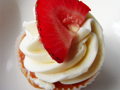 04-20 strawberry shortcake cupcake