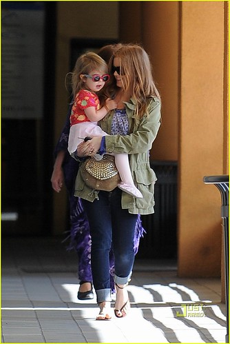 isla fisher daughter olive. Isla Fisher and her adorable