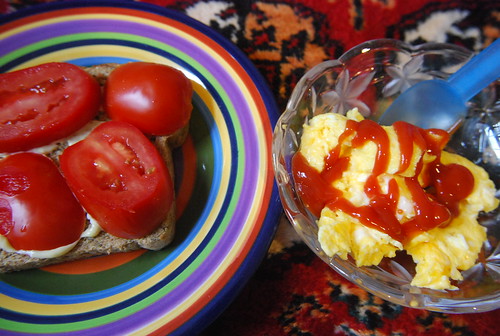 Scrambled egg and toast with tomato and mayo