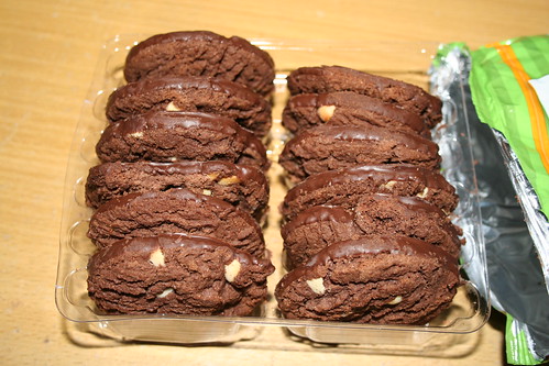 2010-01-13 - Biscuits - 02 - Ernest Adams minty chocolate delight cookies opened