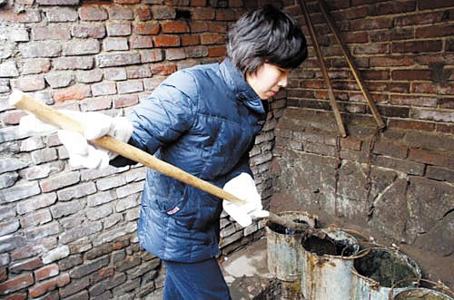 Jianan five college grads hired to clean dry toilets