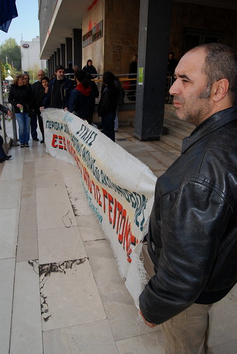 Thessaloniki resident in demo outside city courts over Mobile phone aeriels