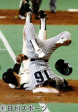 88年、岡田彰布は一塁に全力疾走するも一塁手・村田と激突し、頭からグラウンドに転倒