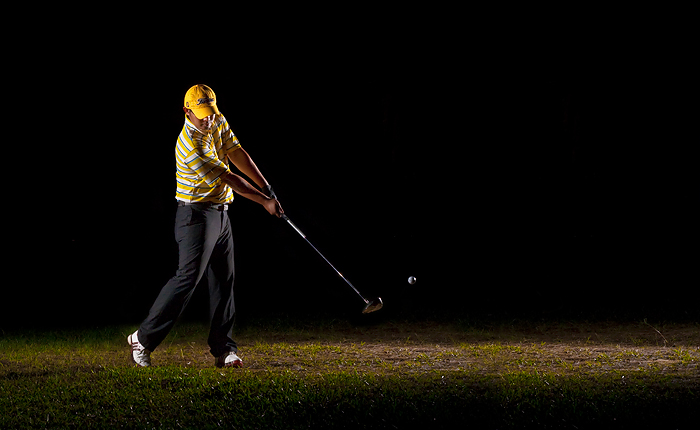 GOYA Strobist: Golfer teeing off, side view