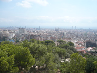 Vue de Barcelone depuis les trois croix du Parc Güell, Barcelone, Espagne