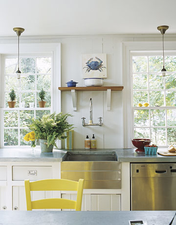 White beachy kitchen: Vintage touches + modern appliances