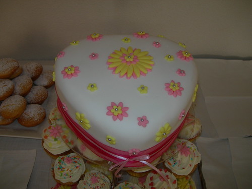 Alicia's 6th Birthday Cake cupcake 
