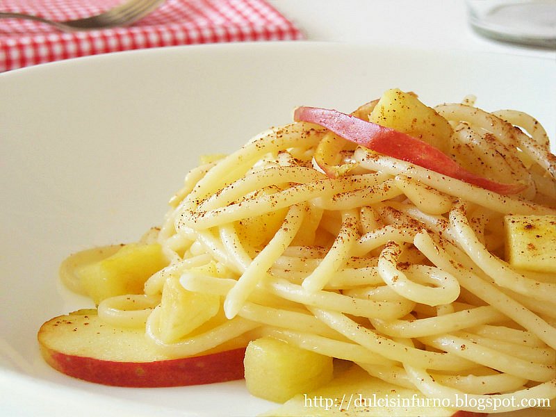 Spaghetti con Mele, Pinoli e Cannella-Spaghetti with Apples, Pine Nuts and Cinnamon