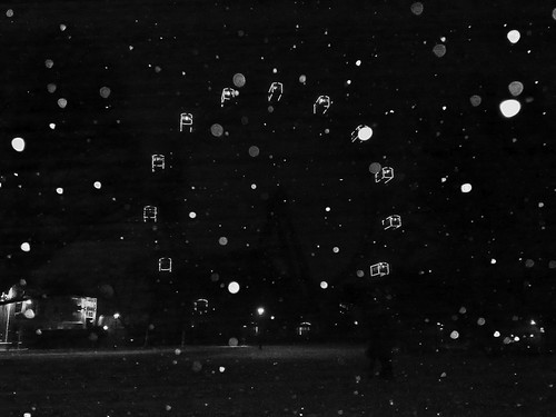 Riesenrad bei Nacht im Schneefall