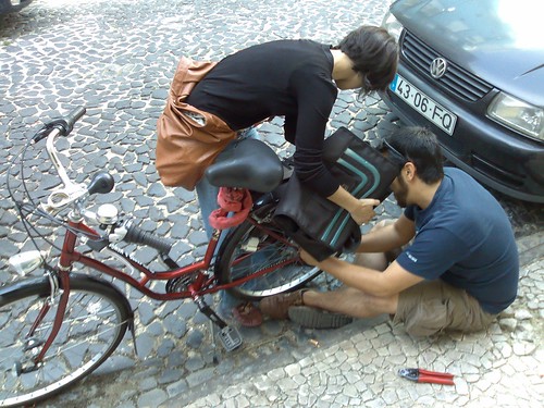 J. a montar uma luz pisca-pisca numa bicicleta de outra participante
