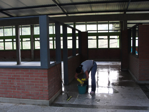 Estudiantes limpian y recuperan el edificio