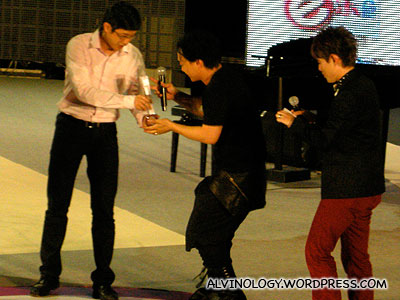 Eason getting his prize from Guest-of-Honour, Mr Teo Ser Luck