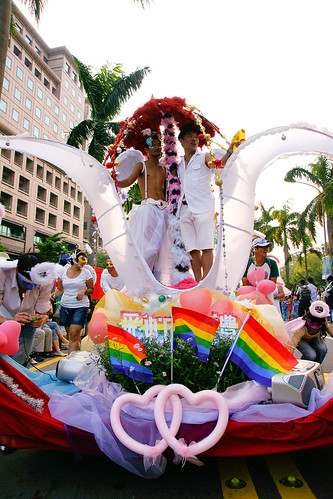 彩虹婚禮，中間的兩人是台灣第三對公開結婚的同志，祝福他們