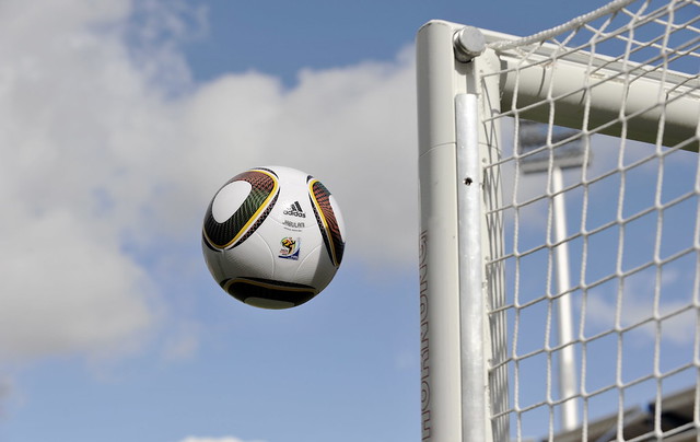 adidas JABULANI - der offizielle WM 2010 Spielball im Flug by adidasfussball