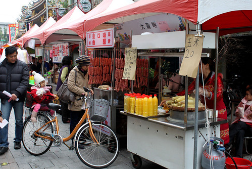 street food near Bao-an temple