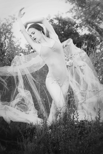 フリー写真素材|人物|女性|バレエ・バレリーナ|踊る・ダンス|モノクロ写真|