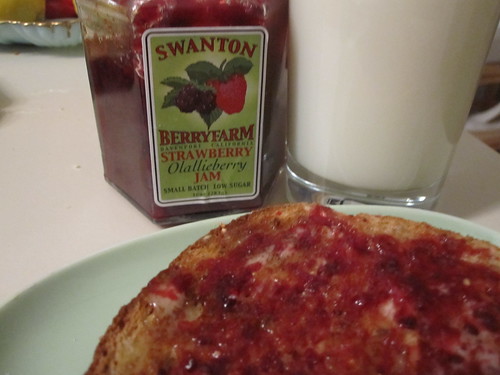 toast with jelly and milk at home