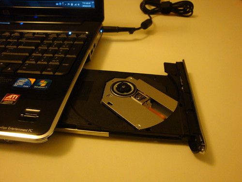 DSC048
<br />不過他的光碟機在右邊，凹口朝前方，我感覺要放光碟進去的時候還蠻不順手的。當然無線網路、藍芽、有線網路都是內建。WEBCAM跟麥克風也是內建，在螢幕的頂端。
<br />
<br /><a href=