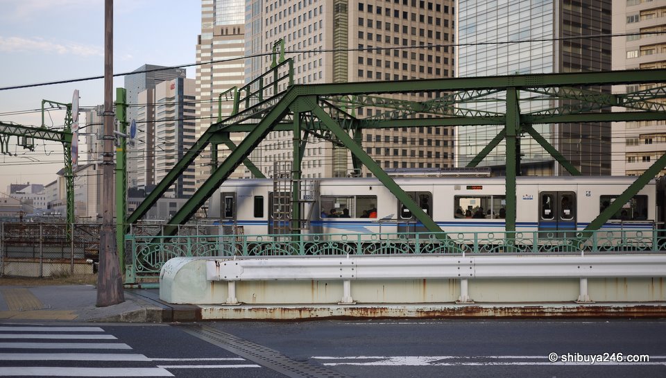 A Keihin train passing over the bridge.