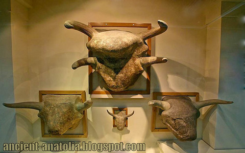 Bull-heads-in-Catalhoyuk-neolithic-house