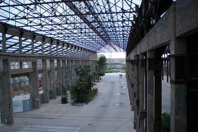 hangar / Image illustrant l'article. Photo depuis l'étage de la galerie des machines avec Stereolux en construction, les verrières du hangar et des arbres.
