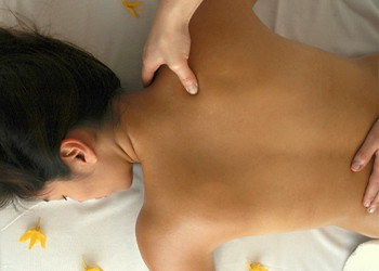 Massagem tradicional indiana com manobras em todo o corpo e aplicação de óleos herbais que movimentam a energia.