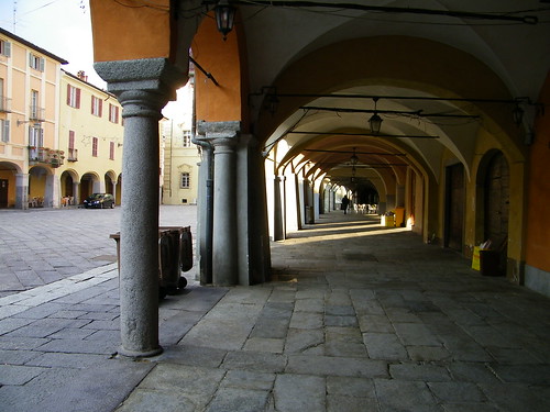 Biella (BI), Piazzo: Piazza Cisterna, portici. ❸ by mpvicenza