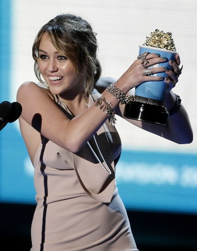 mtv-movie-awards-09miley-cyrus-accepts-best-song-from-a-movie