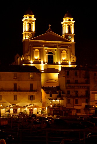 Sur le vieux port de Bastia, la nuit.