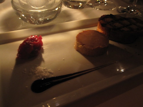 Fois gras au torchon, chutney de canneberges, toast