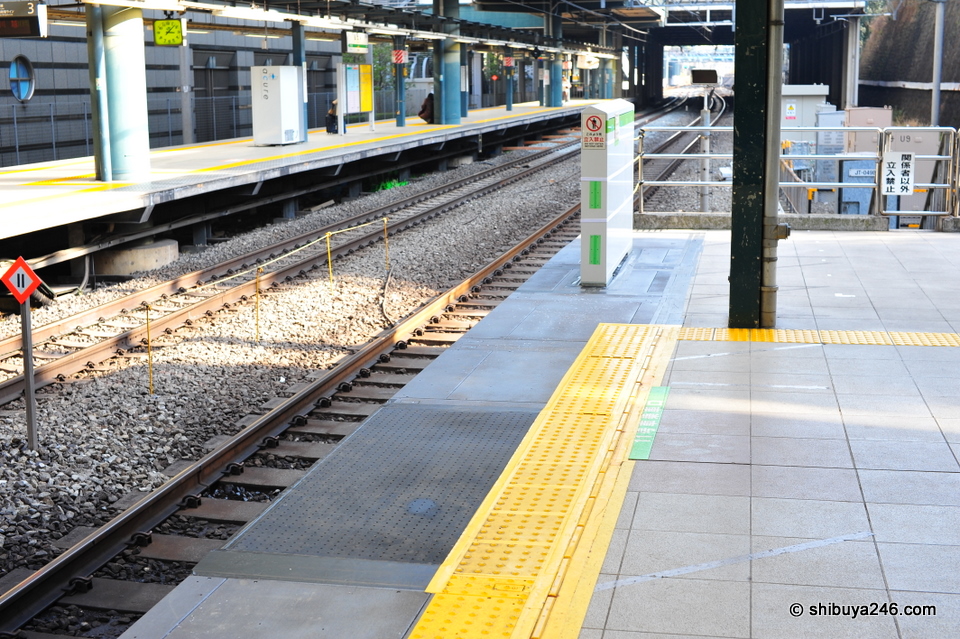 A test section of the gate set up at the end of the platform in Ebisu station.