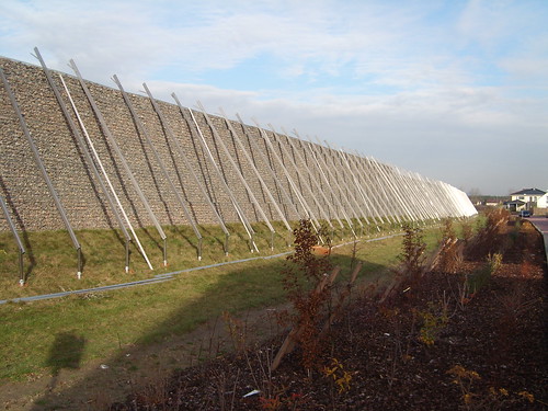 Bauphase der Photovoltaikanlage an der Lärmschutzwand in Bürstadt