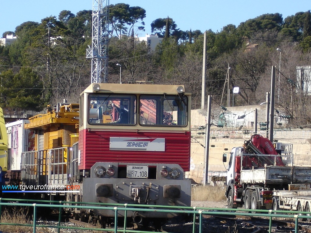 Une draisine DU 84 à moteur Diesel stationne en gare SNCF d'Aubagne avec un wagon d'inspection des tunnels (WIT) et un wagon de cantonnement.