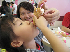20100215-zozo吃冰淇淋怪法 (2)