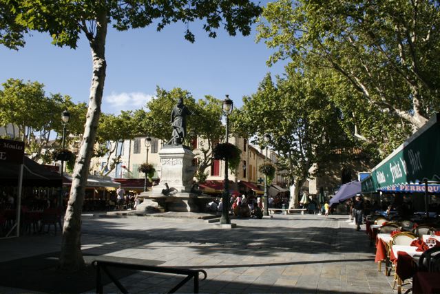 Aigues-mortes, Place Saint Luois