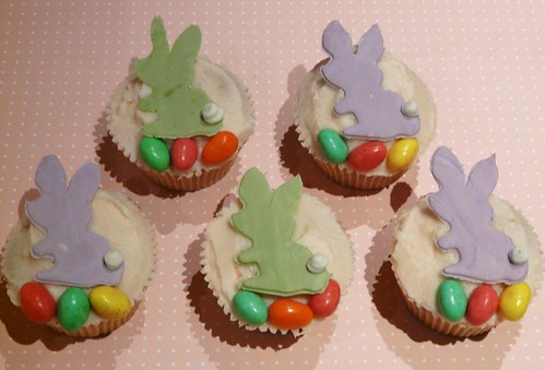 easter bunny cupcakes pictures. Easter Bunny Cupcakes. I Want Cotton Candy cupcakes dressed up with hand-made fondant unnies and colorful easter egg candies. www.littlemisscupcake.eu